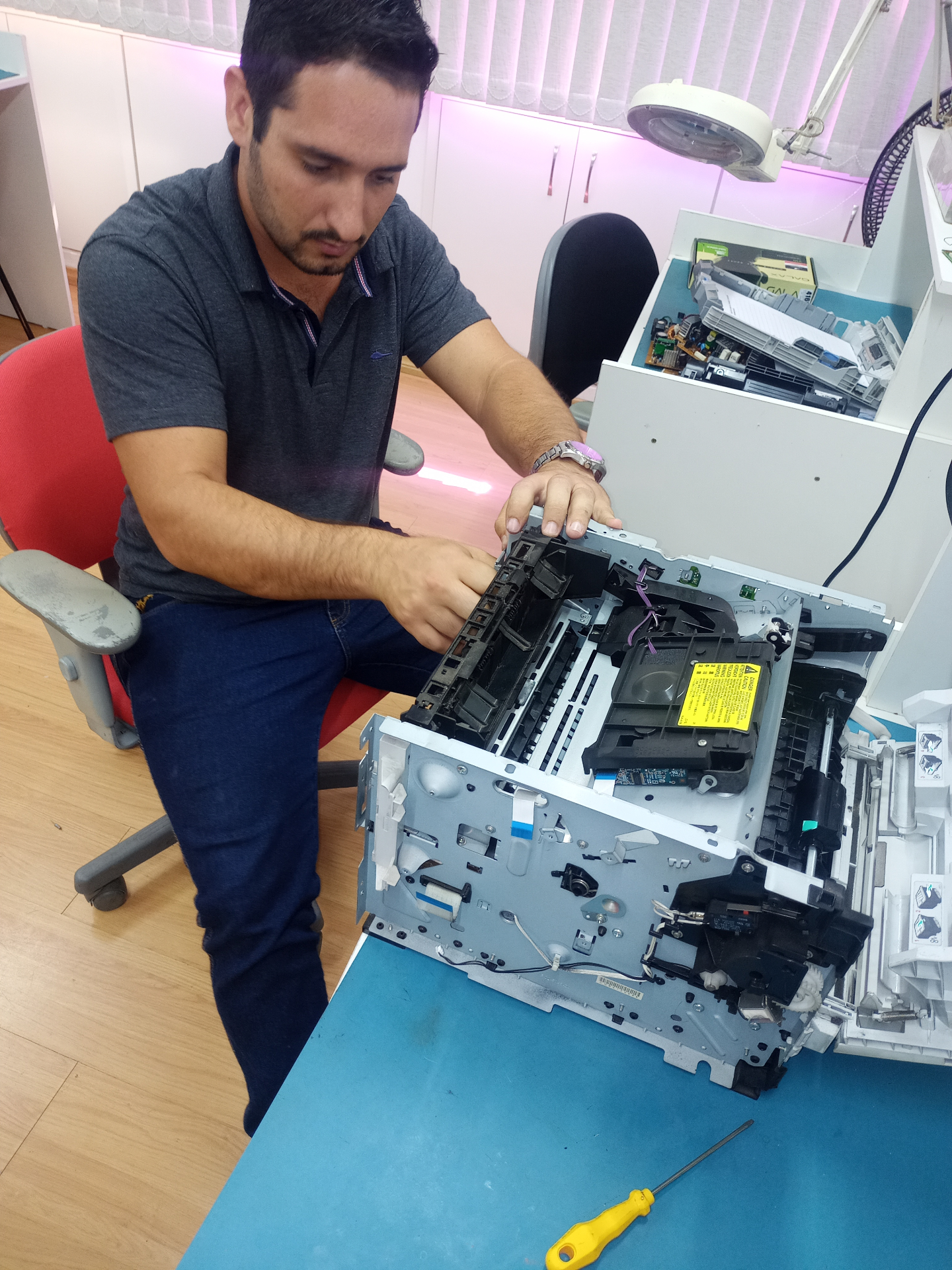 Aluno em prática de manutenção de impressora