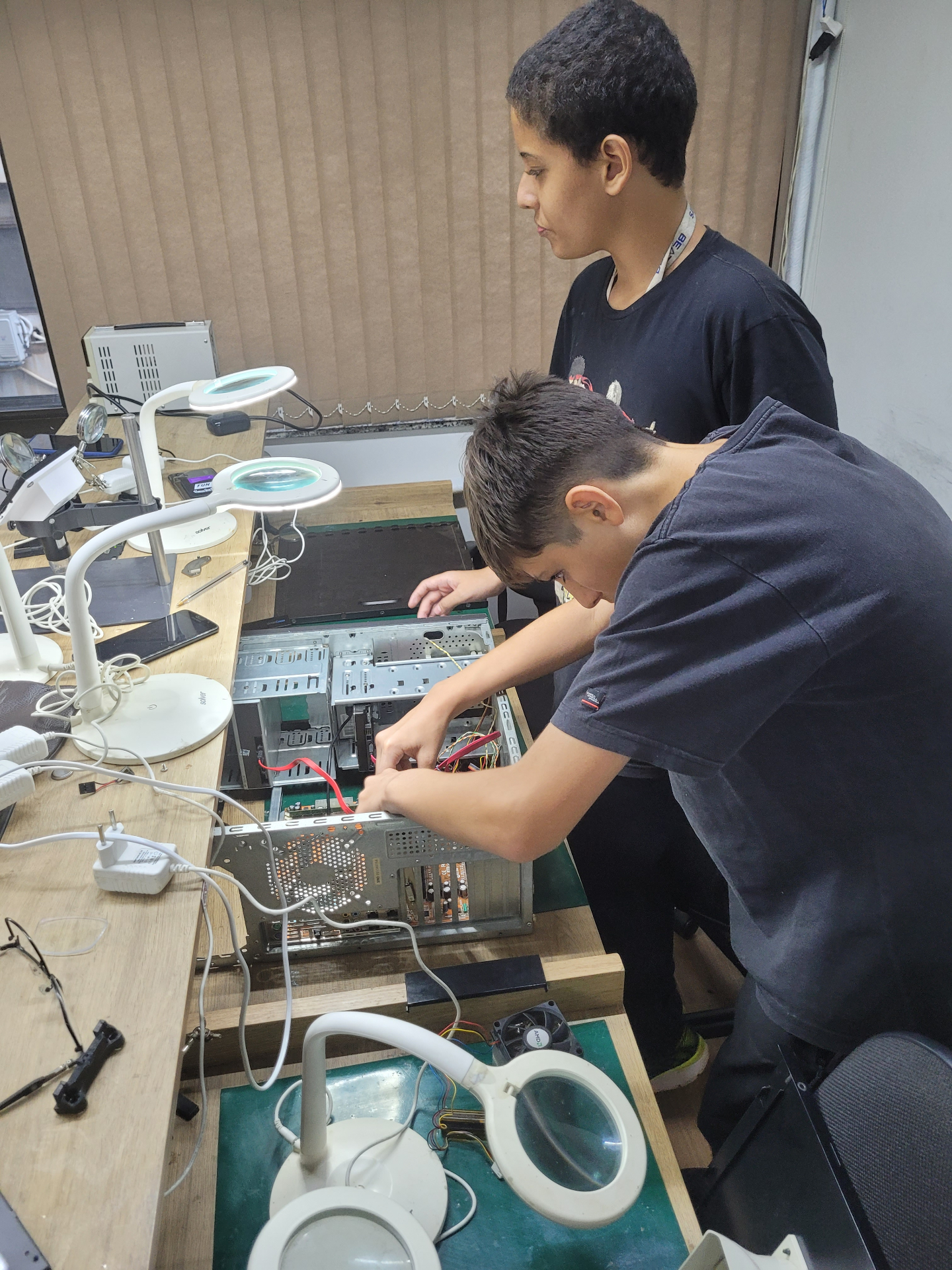 Alunos montando microcomputador em laboratório